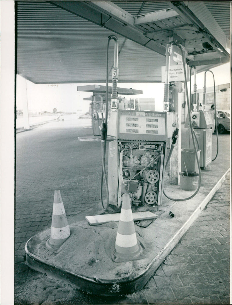 1987 TANKSTE ESTELLE MOTI GAS STATION UNTERLIEDERBACH UNTE - Vintage Photograph