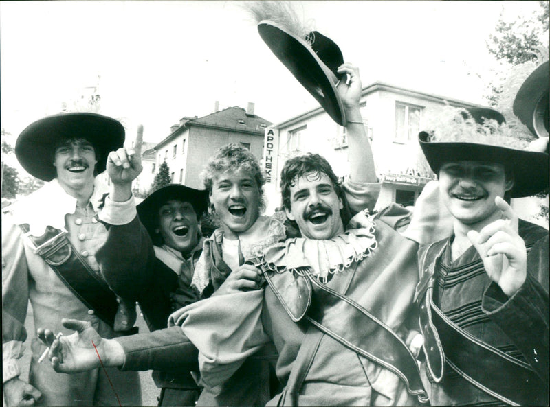 1985 PARTIES STRAEN HEDDERNHEIMS POSSESSION POPULATION CONTINUED - Vintage Photograph