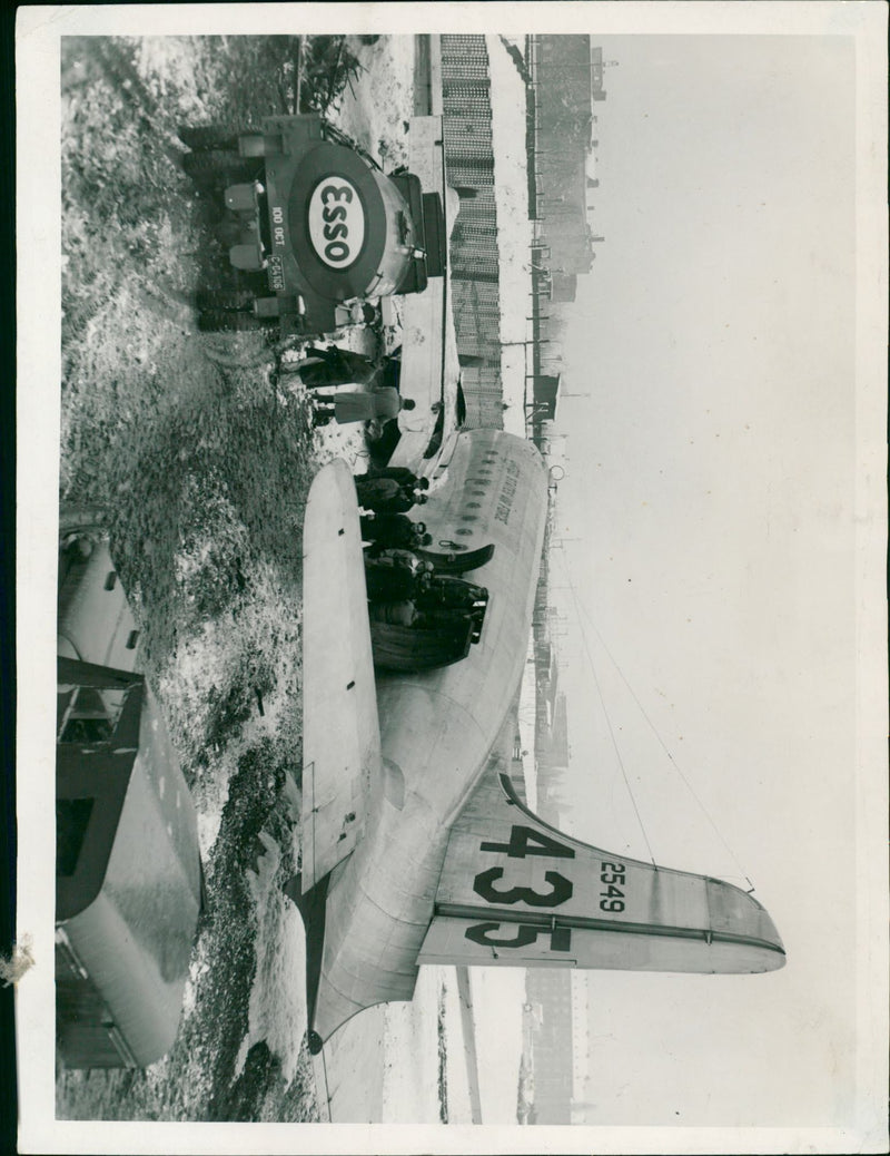 BERLIN BLOCK BRUCI BELLY LANDING TEMPELHOF AIRCRAFT UNITED PRESS - Vintage Photograph