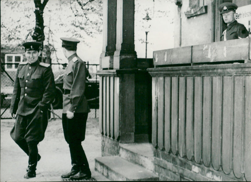 1949 ALLIED JETS EARLY HOURS BRITISH MILITARY POLICE HAD PROTECTION - Vintage Photograph