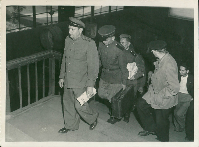 ALLIED JETS RUSSIAN MILIT RAILWAY STATION WESTKREUZ TRUE UNITED PRESS - Vintage Photograph