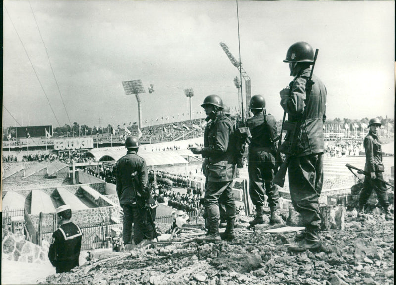 1968 OBJECTIVE MEXICO FIFTYTHREE PER CENT READERS ARE FEMALE AVERAGE - Vintage Photograph