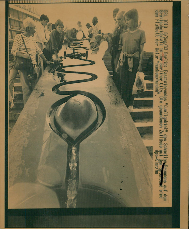 WINNING FLOWS GUKUNUD ARE MODELED FLU BED NATURE - Vintage Photograph