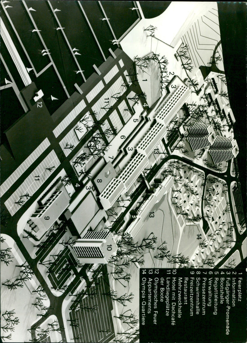 OLYMPIC QUARTERS ZHY PUOI UNA MODEL OLYMPIA CENTER KIEL SCH - Vintage Photograph