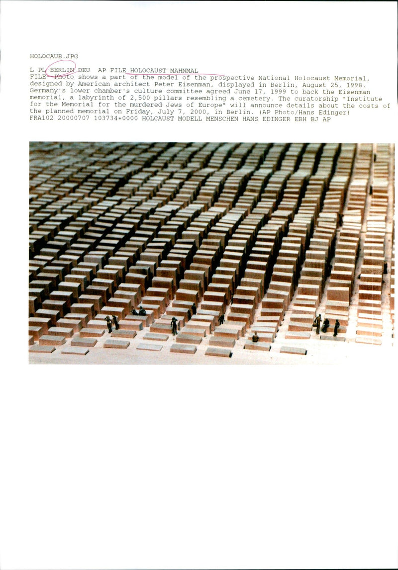 1998 BERLI DENKENLER DENK HOLOCAUST NAKUMAH AMERICAN NATIONAL PETER MODEL - Vintage Photograph