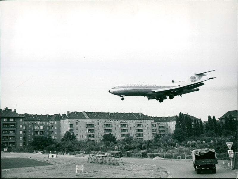 TEMPLE COURT AIRCRAFT ATTAMAYSANT LABRA FLIGHT FLIGH - Vintage Photograph