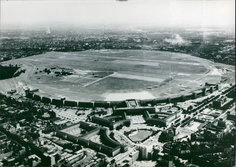 FLIGHT TEMPELHOF CHAPTER GERMAN AVIATION BERLIN FIRS - Vintage Photograph