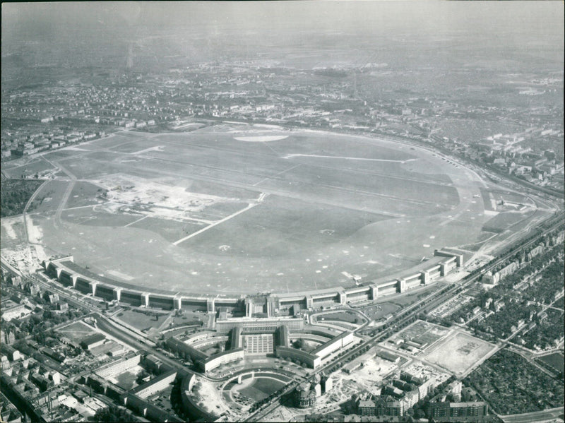 FLIGHT TEMPELHOFER RONDENT ENCLOSED BERLIN HAUSERMEER HERE NOTHING - Vintage Photograph