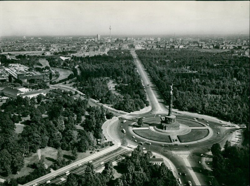 BERCJPG GUTHMANNBALL MILLENNIUM COMPUTER SIMULA ROCK ARTIST MUSICIAN BRITISH - Vintage Photograph