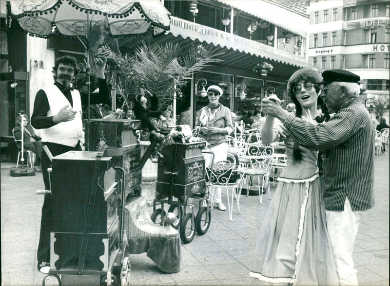 1983 LEARNING CASTLE AROUND FILM OZGELMENNER AMATEURS AND FESTIVAL PRESS - Vintage Photograph