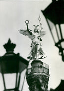 BERCJPG GUTHMANNBALL MILLENNIUM COMPUTER SIMULA ROCK ARTIST MUSICIAN BRITISH - Vintage Photograph