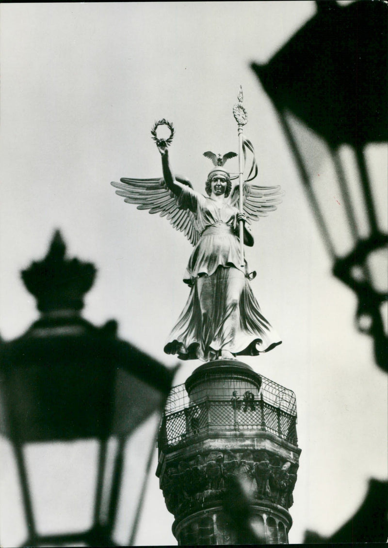 BERCJPG GUTHMANNBALL MILLENNIUM COMPUTER SIMULA ROCK ARTIST MUSICIAN BRITISH - Vintage Photograph