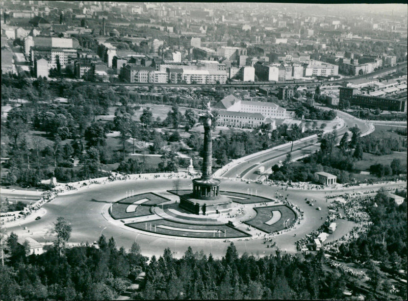 BERCJPG GUTHMANNBALL MILLENNIUM COMPUTER ARTIST MUSICIAN BRITISH PUBLISHED - Vintage Photograph