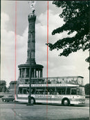 1993 BERCJPG GUTHMANNBALL MILLENNIUM COMPUTER SIMULA ROCK ARTIST MUSICIAN BRITISH - Vintage Photograph