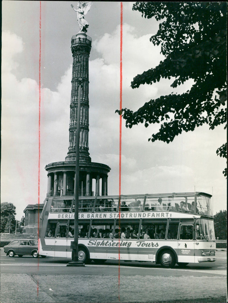 1993 BERCJPG GUTHMANNBALL MILLENNIUM COMPUTER SIMULA ROCK ARTIST MUSICIAN BRITISH - Vintage Photograph