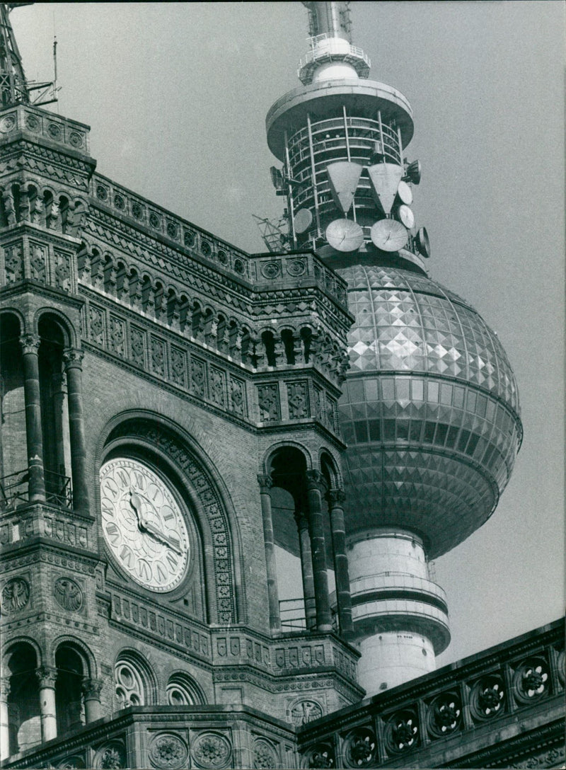 1987 TERNSEHTURM BERLIN'S RED TOWN HALL MOST FAMOUS BUILDINGS - Vintage Photograph