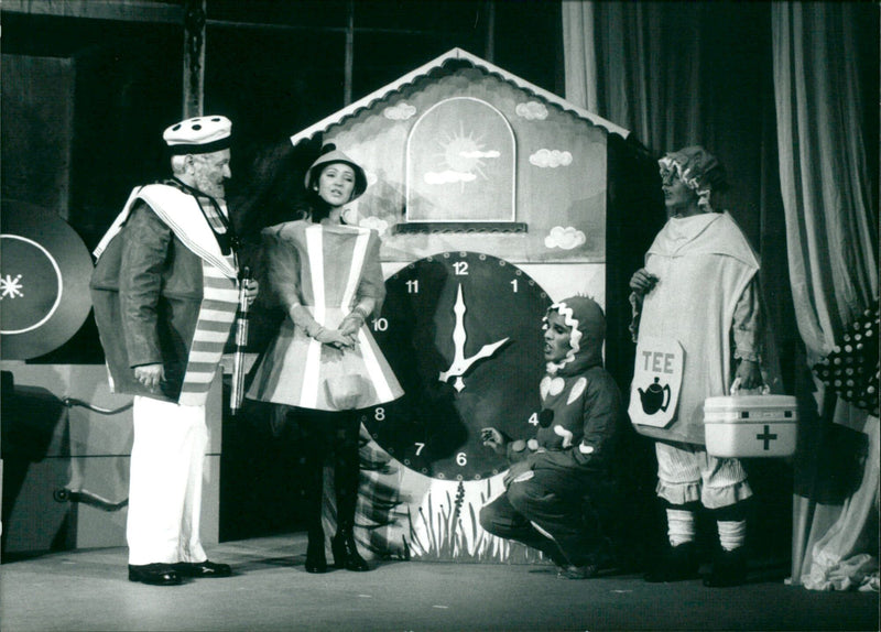 1996 THEATER PEOPLE THEATER THEATER PIECES MUSICAL MARCHING DAVID PREMIERE ERICH - Vintage Photograph