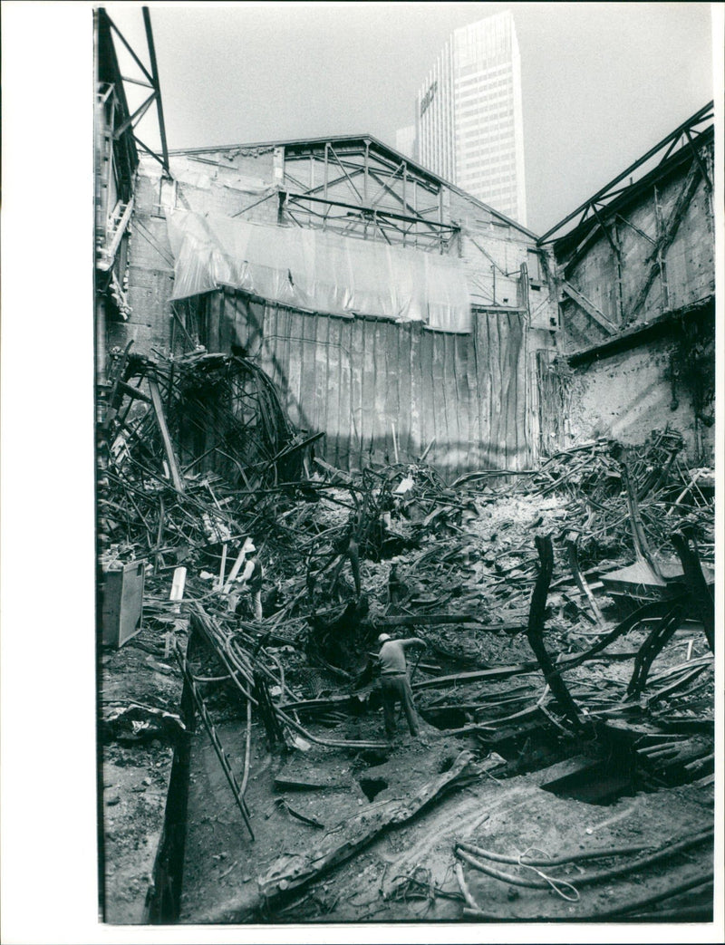 1988 URBAN ARSON MICHAEL RECONSTRUCTION APLIG JEWELRY ABE ACTING DEVO - Vintage Photograph