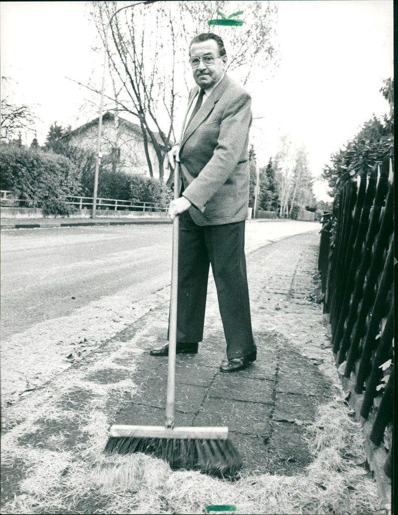 CLEANING WINTER SERVICE ROOMS SERUMS HANS BAUMANN FATHER FILM - Vintage Photograph