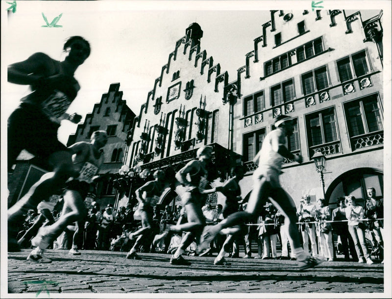 FRANKFURT MARATHO MANNER ROBERTSON LINE FRANEN LINDA FILM - Vintage Photograph