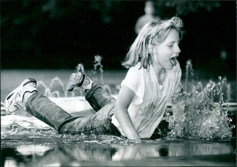 1993 PIEL PLATZE EXPENSIVE BOARD KERSTIN RUPRECHT REPIELMO FILM PETER - Vintage Photograph