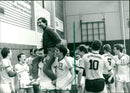 1987 HALL SMALL TUS NIEDER ESCHBACH OTTO HODL FILM HANDBALL ECKHARD FIUKOW - Vintage Photograph
