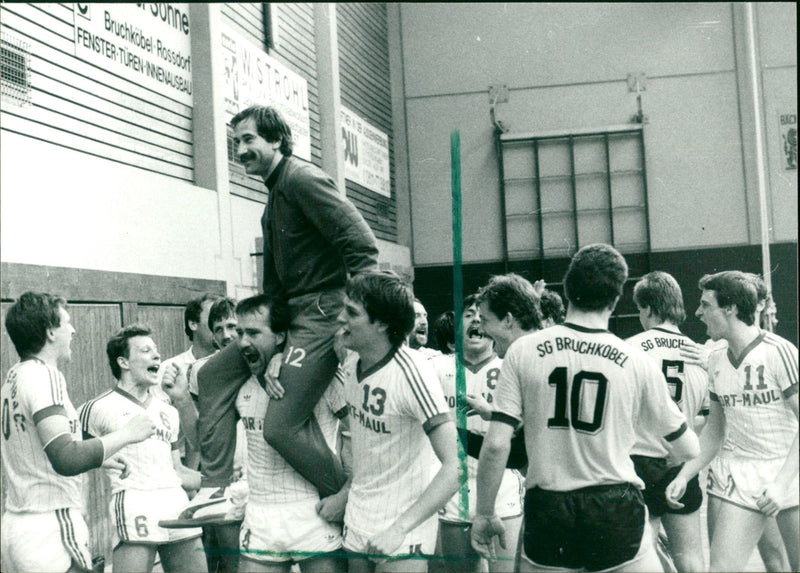 1987 HALL SMALL TUS NIEDER ESCHBACH OTTO HODL FILM HANDBALL ECKHARD FIUKOW - Vintage Photograph