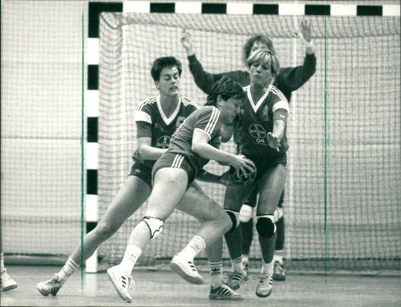 1989 DITTMEL ZOLLNER WOE BOTH COREIK ANDBALL WOMEN CZECH FNPIS HAN - Vintage Photograph