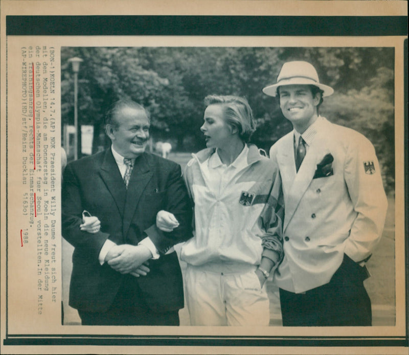 SUMMER SEOUL ENES FOOD NOK PRESIDENT WILLY DAUME PLEASED MODELS - Vintage Photograph