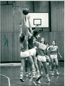 1989 WOMENS VOLUME EINTRA GRUN LADIES REBOUNDDUAL AROUND FILM - Vintage Photograph