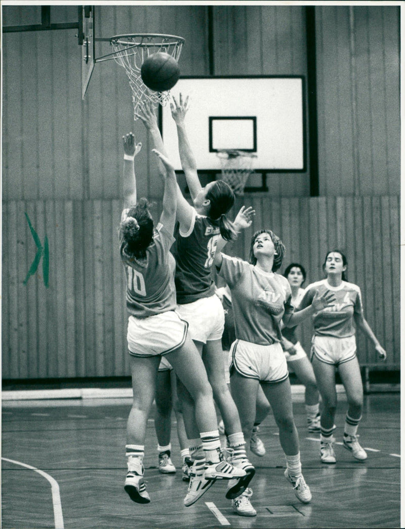 1989 WOMENS VOLUME EINTRA GRUN LADIES REBOUNDDUAL AROUND FILM - Vintage Photograph