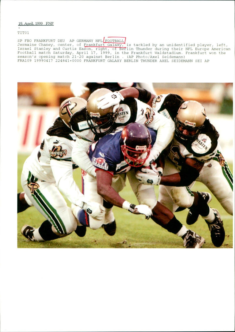 1999 FRANKFURT WON SEASONS OPENING MATCH AGAINST BER AMERICAN FOOTBALL PLAYER - Vintage Photograph