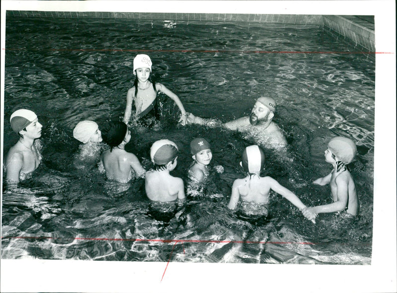 SWIMMING TADT MITTE HOTELS HELPS HOTEL FOUNTAIN HOCHERBADE SLOOTBED ROPE MES - Vintage Photograph