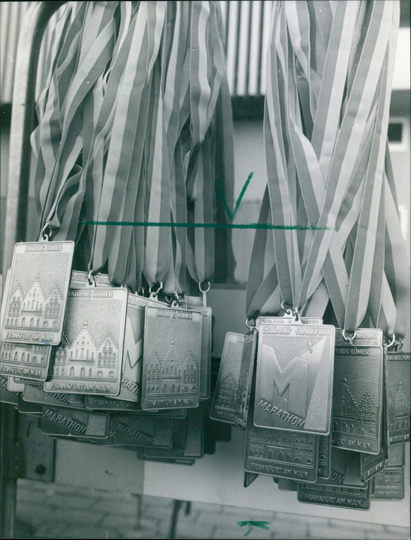 1987 FRANKFURT SEADR MARATHON FOUR MAIN FILM - Vintage Photograph