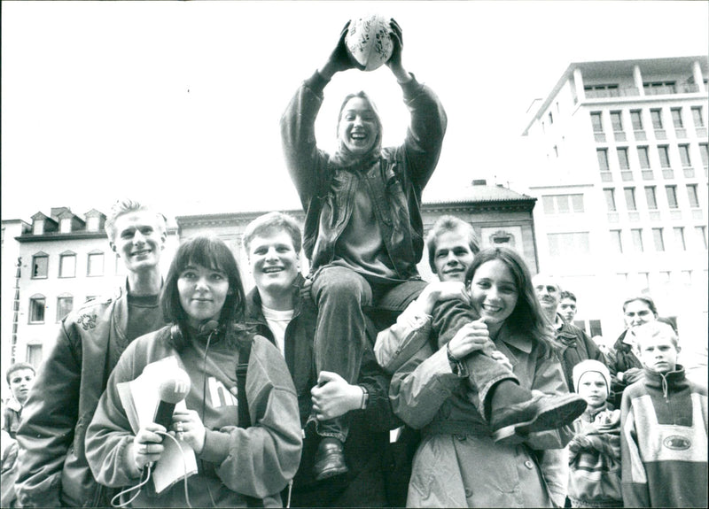 FRANKFURT ANSPACH SPRINTED HEAT BALL WHICH SIGNATURES FRANK - Vintage Photograph
