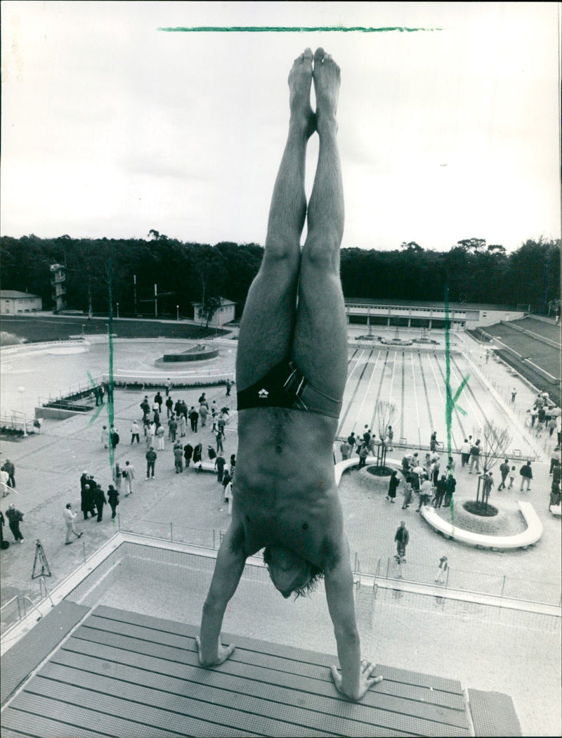 1982 SWIMMING TADIONBAD UBLZ OFFANY HAS JUMPED OUT - Vintage Photograph