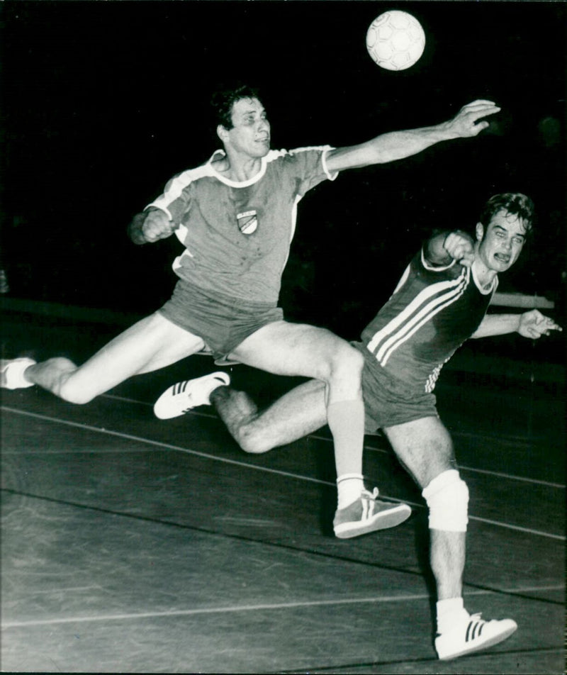 HALL SMALL GREEN SLACLE HANDBALL YANG FNP KULS CHANCE - Vintage Photograph