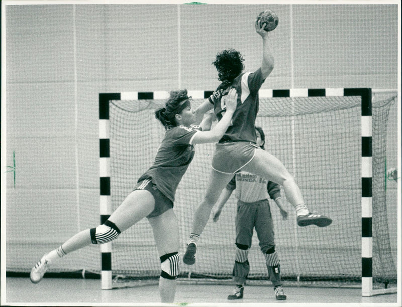 1989 BALL WOEN GRUN GRUNWEI SAVES ONLY IRACLE FRANKFURT WOLFGANG FILM - Vintage Photograph