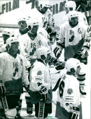 1991 SCENES FRIDAY YOU EXPECT NEUWIED SATURDAY GOES FILM - Vintage Photograph