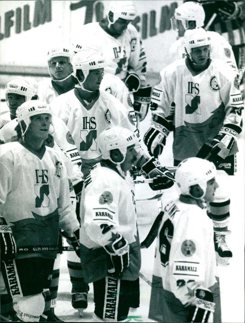 1991 SCENES FRIDAY YOU EXPECT NEUWIED SATURDAY GOES FILM - Vintage Photograph