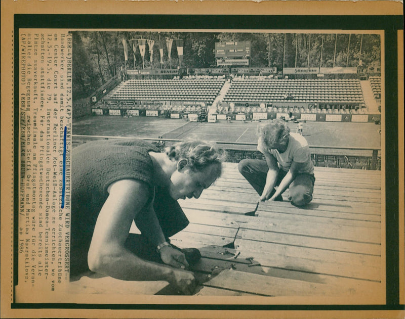 TENNIS MISCELLANEOUS TURNING ANIMALS CRAFTSMEN ARE THESE ENGAGED BUILD - Vintage Photograph