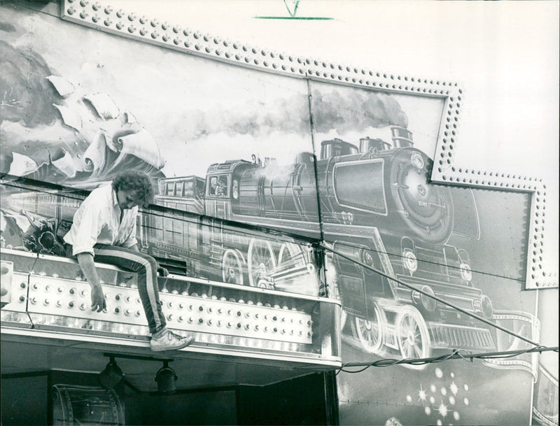 ICE CREAM TIB DIPREMESS FOUE VOLKSYESHE PYRIGHT GINTHER FILM - Vintage Photograph