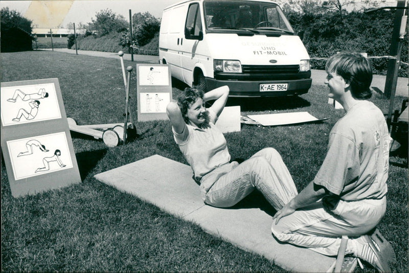 1989 MOBILE STUDIOS TRAININGSGER THIS EXERCISE TESTS ESPECI FILM - Vintage Photograph