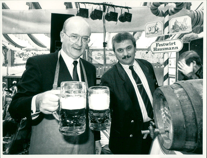 KSFESTE FESTWIRT HAUSMANN MEN MEIL ROT SPARKLING FILM - Vintage Photograph