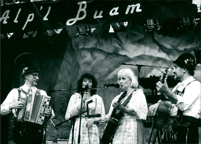 SCONTENT PEOPLE TRAINERS ALCOHOL PROGENY DEPENDENT FFUU TRAINEES MODEL LAND - Vintage Photograph