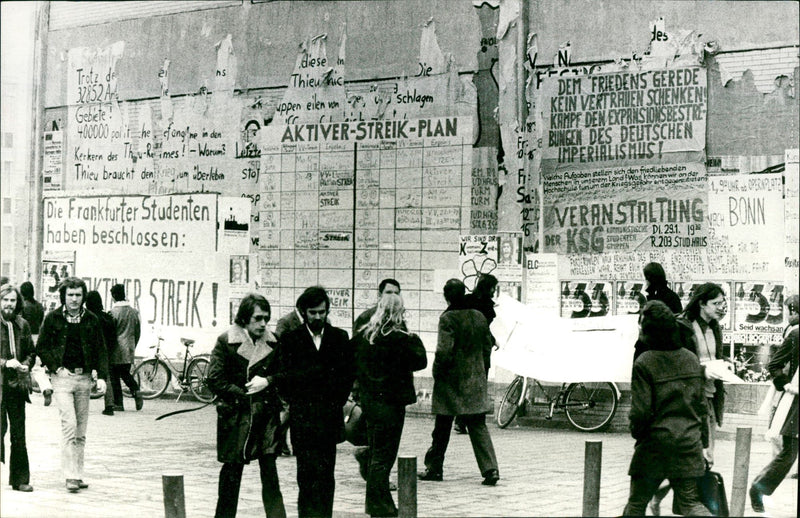 1974 UNIVERSITAT BONDS FRANKFURT UNIVERSITY WHERE EACH WANG USED MODEL - Vintage Photograph