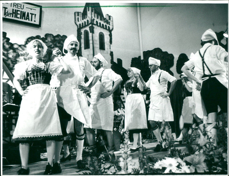 GRAY PANTHERS FFUU TRAINEES FROG DEPENDENT MODEL LANDS MARITA COUNT BAND MICK - Vintage Photograph