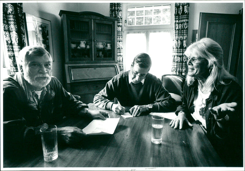 ALCOHOL FFUU TRAINEES FROG DEPENDENT MODEL LANDS COUNT - Vintage Photograph