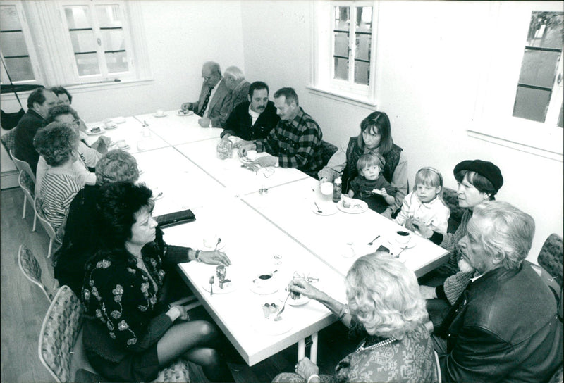 1993 GRAY PANTHERS FFUU TRAINEES FROG DEPENDENT MODEL LANDS COUNT - Vintage Photograph