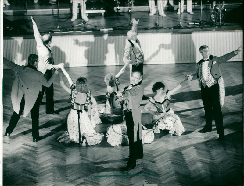 1990 GRAY PANTHERS FFUU TRAINEES FROG DEPENDENT MODEL LANDS COUNT MICK - Vintage Photograph